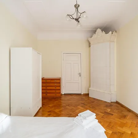 Spacious 130m2 4-bedroom For 8 With Full Kitchen - Gertrudes Street *