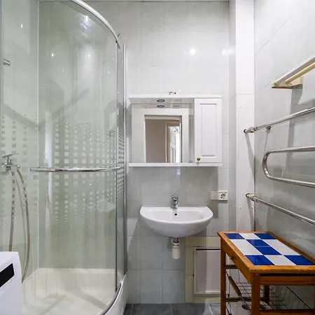 Spacious 130m2 4-bedroom For 8 With Full Kitchen - Gertrudes Street *