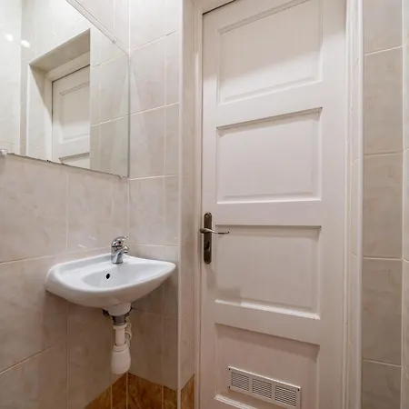 Spacious 130m2 4-bedroom For 8 With Full Kitchen - Gertrudes Street *